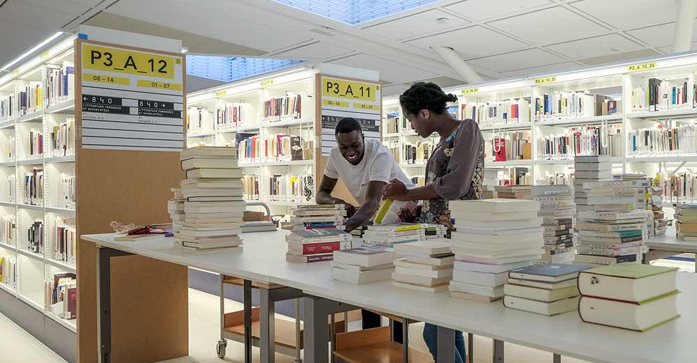Tri des livres lors du déménagement de la Bibliothèque nationale du Luxembourg en 2019